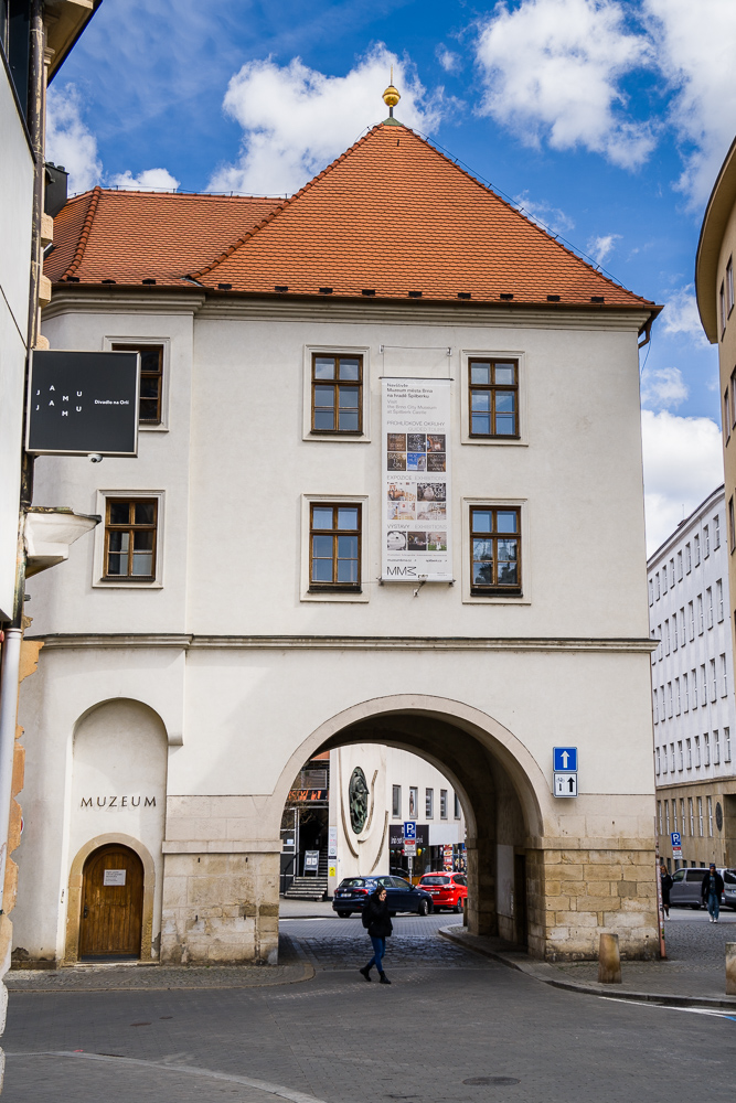 Eliminate Distractions in Your Photos: gate 2