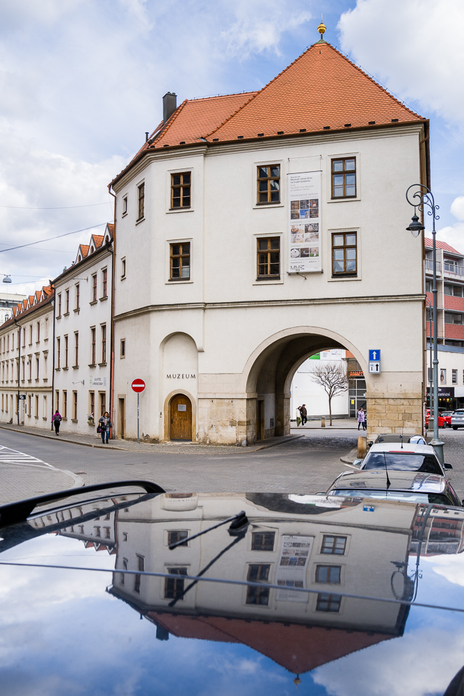 Eliminate Distractions in Your Photos: gate 3